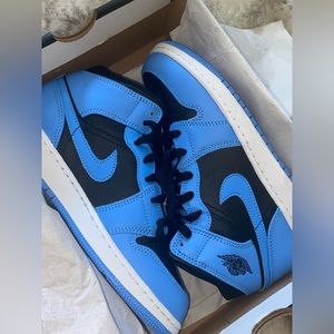 Blue and black color of Jordan 1 mid